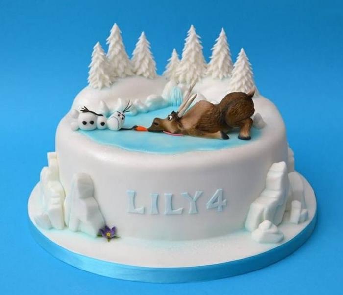 födelsedag-tårta-dekorera-idé-flicka-snö-drottning-kakor-roliga-idéer