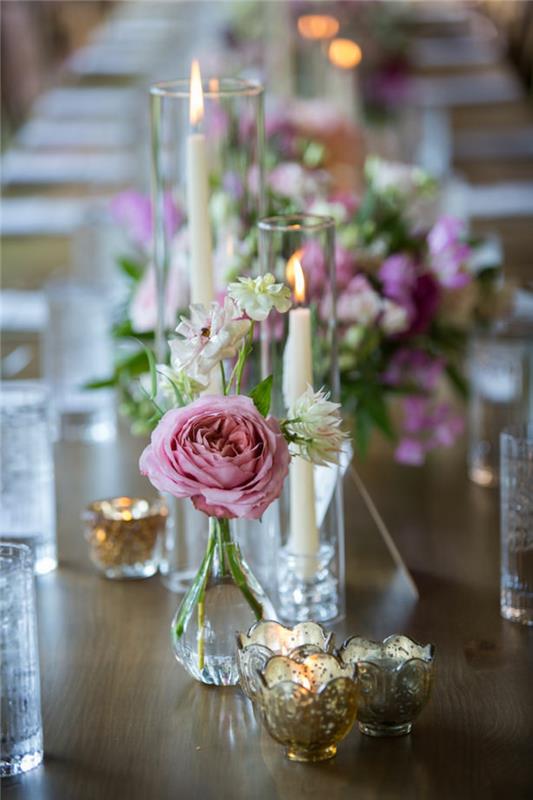Ros och högt glas med rustikt bröllopsljus med tema, rustikt blommig bröllopscentrum