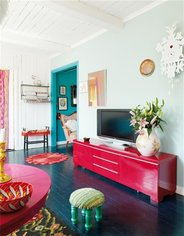 dekoration-idé-matsal-dekoration-vardagsrum-färgad-vas-blommor-TV
