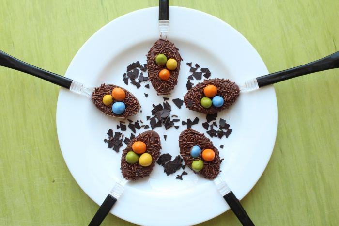 exempel på hur man presenterar en påskdessert på ett originellt sätt, tallriksdekoration med påsknäsdessert