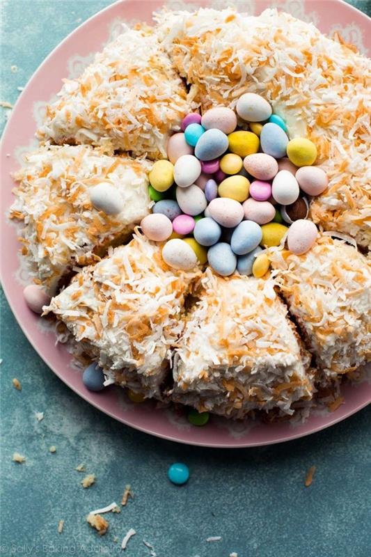 förbered den bästa enkla och mjuka påskkakan, påskdessertreceptidén i form av ett bo dekorerat med apelsinskal