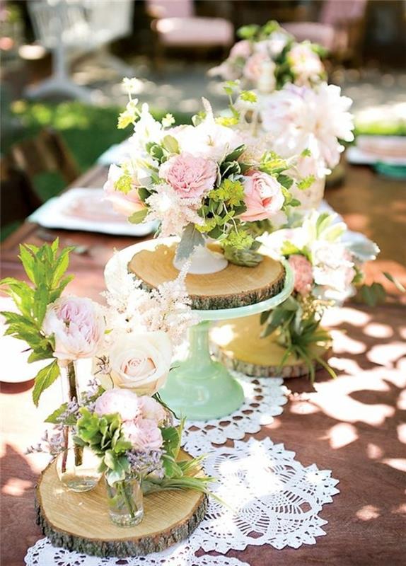 rustik chic bröllopsdekoridé, rustikt träbord, dekorativa träbrickor, spets napprons bordslöpare, små buketter med blommor