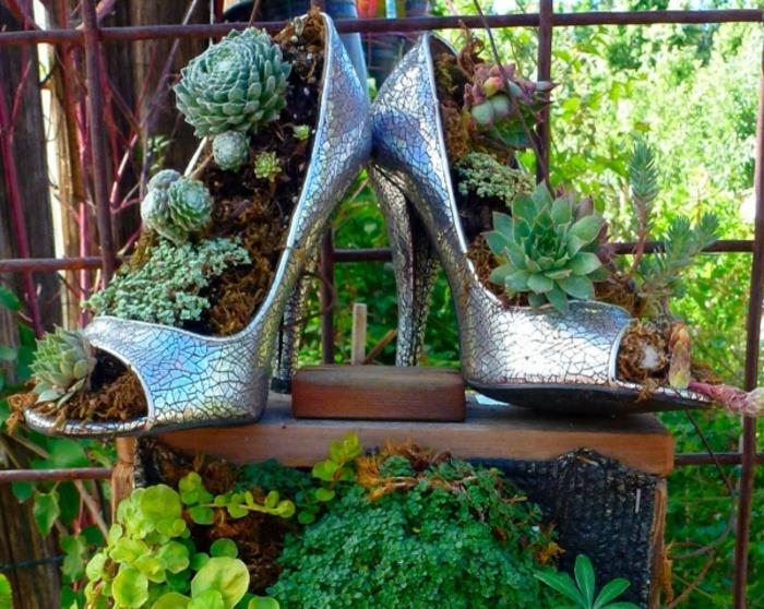 par metalliska kvinnliga skor, planterade succulenter, original trädgårdsdekoration