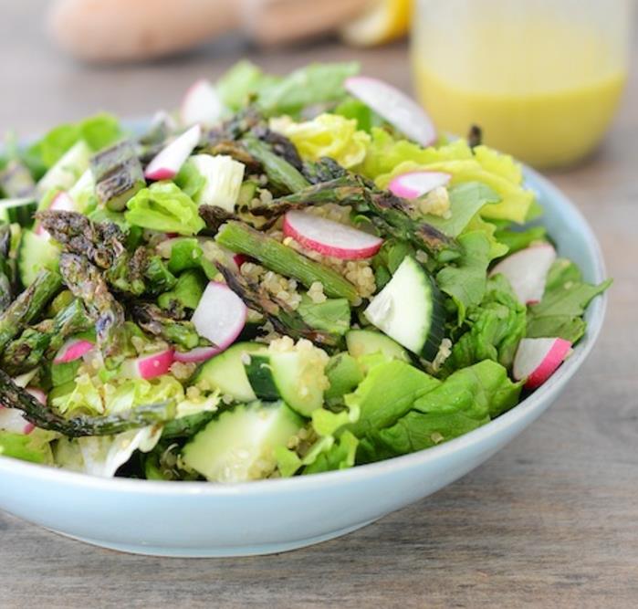 exempel på färsk sallad med sallad, rädisor, gurkor, sparris, quinoa, lätt att göra påskreceptidé