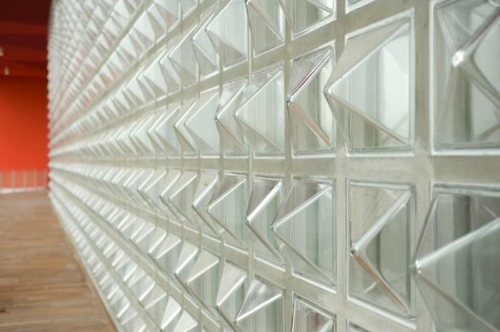 sklenená dlaždica s mimoriadnou myšlienkou-sklenený trojuholník-piramidy-de-verre-zmenená veľkosť