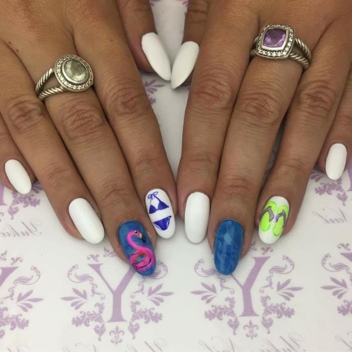 intressant nagelkonstidé, flamingo, baddräkt, ringar med stenar, manikyr i blått och vitt