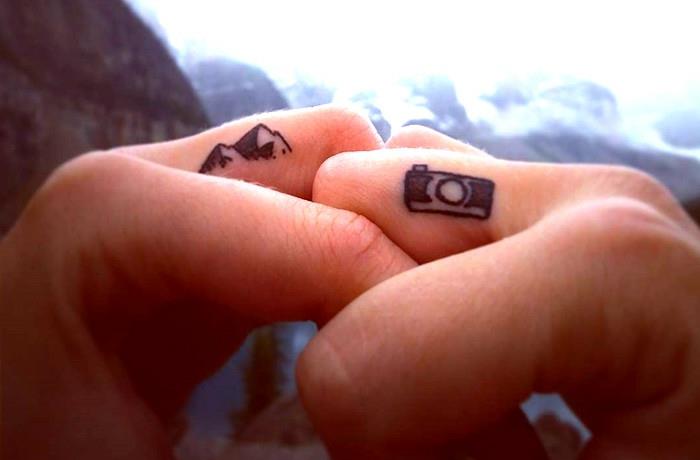 en tatuering på fingrarna som inspirerar till flykt, minimalistisk och inspirerande tatuering