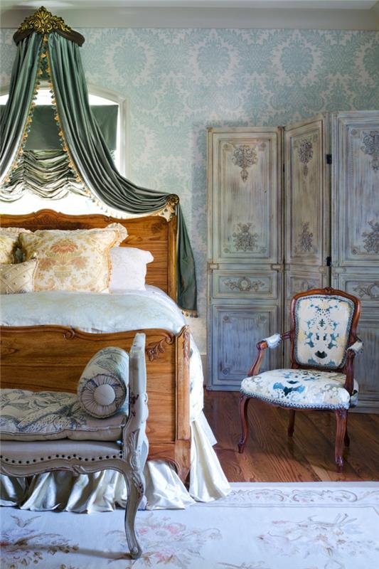 sovrums layout, blå damastväggar, gröna gardiner, träsäng, apelsinkuddar, trästol