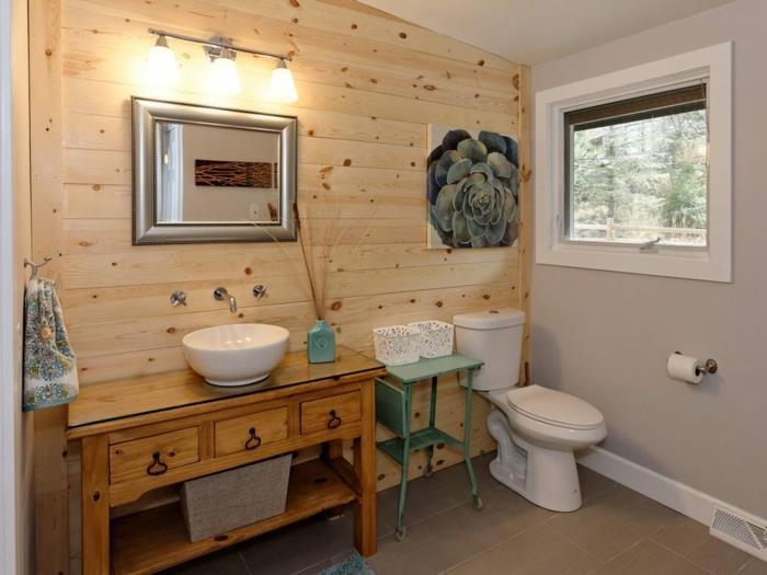 výzdoba WC, drevené obklady stien, regenerovaná drevená skrinka, biele WC, nástenné zrkadlo v sivom ráme, svetlo sivá farba na stenu
