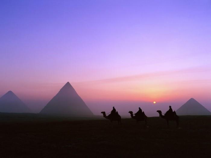 idé-för-din-lista-över-vad-att-göra-innan-du-dör-vid-solnedgång-vid-pyramiderna