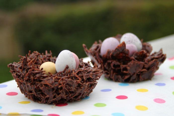 hur man gör en enkel mini påskkaka, idé om ett sött bo med smält mörk choklad i form av ett bo fyllt med chokladägg