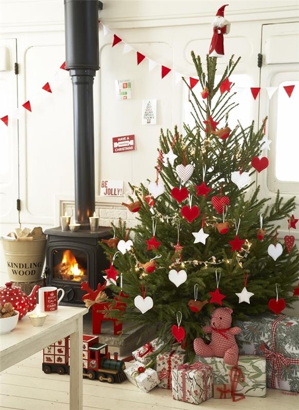 vianočný stromček nápad červené a biele trojuholníky papierová girlanda hviezda a srdiečka ozdoby na stromček