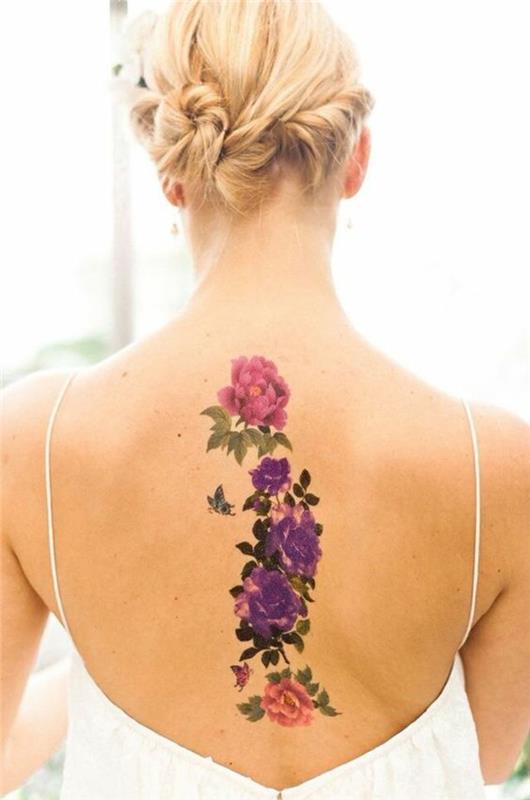 Krásne kvetinové tetovanie na fotografii ramena žena krásne kvety