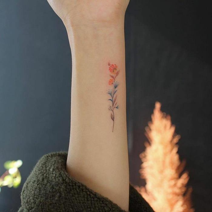 Falošné tetovanie s ružovým tetovaním alebo pivonkou
