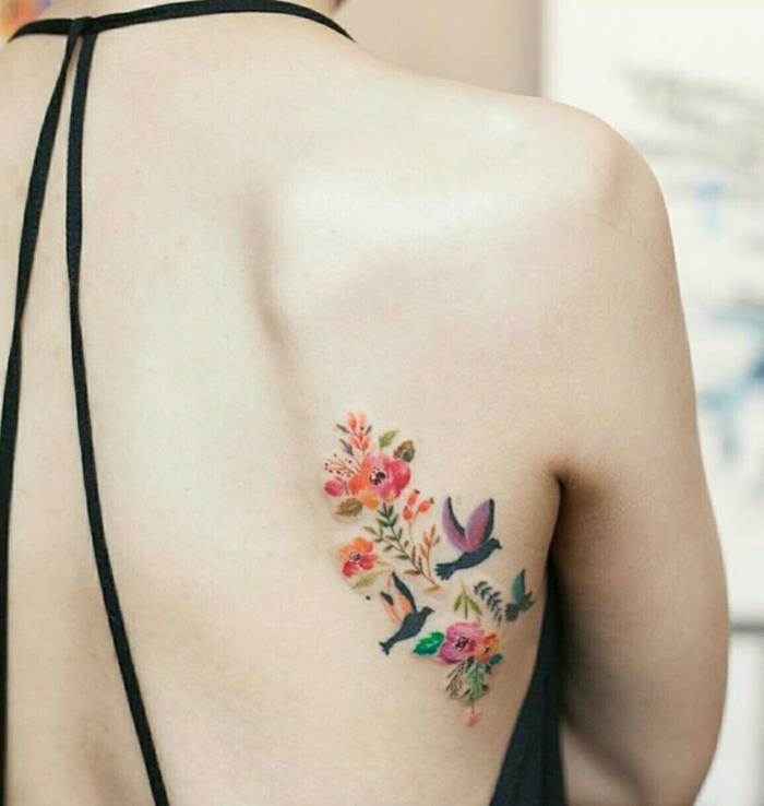 Kvetinový tetovací dizajn kvetinový tetovací kvet znamená vtáky