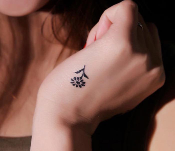 Tatuaggi più belli del mondo, tattoo con un fiore, disegno sulla mano