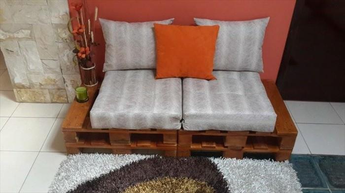 Arredamento divano bancali di legno, decorazione con tappeto e materassini piccoli