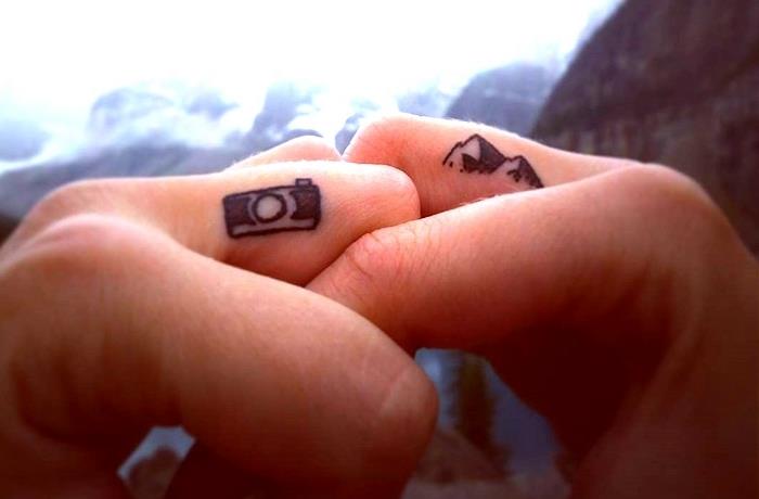 فكرة لكل من delle mani tatuate ، وشم di coppia con macchina fotografica e mountain