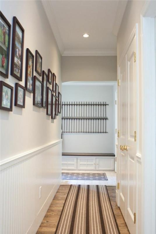 idé-pareti-dekorera-foto-quadri-cornici-pavimento-parkett-colore-chiaro-tappeto-illuminazione-faretti-soffitto