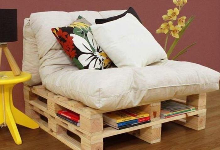 Arredamento con un bancale di legno piccolo, divano con morbida cuscineria