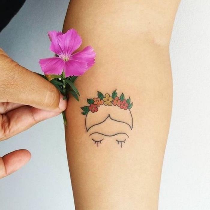 Tatuaggio piccolo, tatuaggio con fiori colorati, fiore con petali viola
