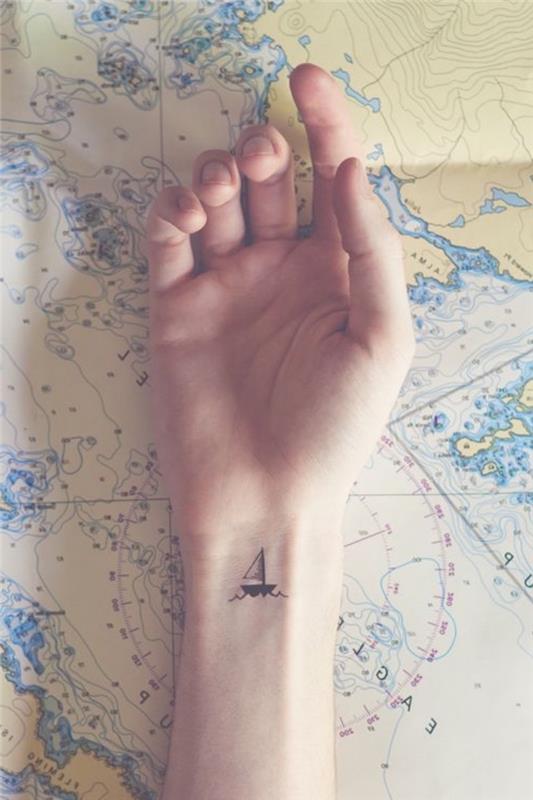 Tatuaggi piccoli particolari femminili, tattoo con barca a vela, tatuaggio sul polso della mano