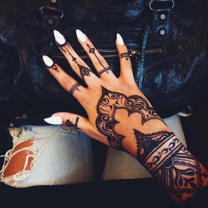 وشم sulle mani e un'idea con un grande tatuaggio henna sulla mano di una donna