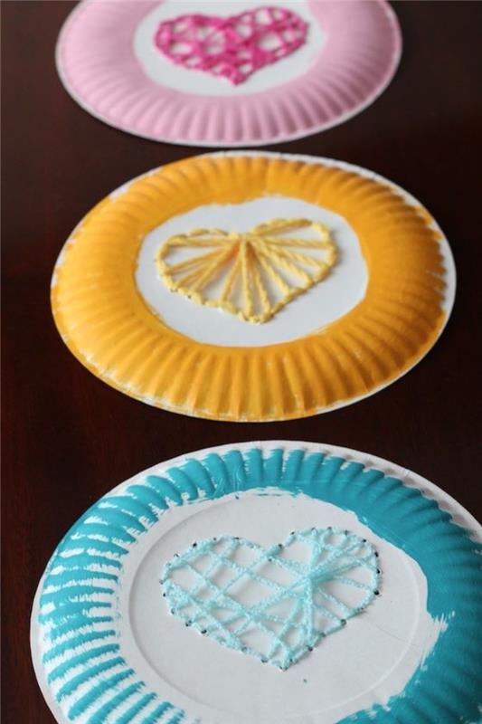 nápad, ako vyrobiť strunové umenie na zadnej strane papierových tanierov, farebné, kríženie vlnených nití v tvare srdca, ľahké dieťa urob si sám
