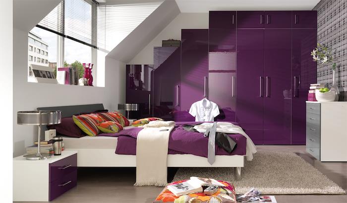 spálňa s bielym a slivkovým dizajnom, purpurový nábytok do spálne pre dospelých