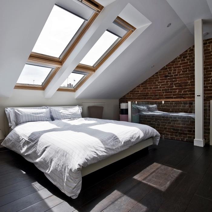 ett vindsvåning med en elegant design i en vindsvåning, vindsvåningen sovrum badat i ljus tack vare takfönstren