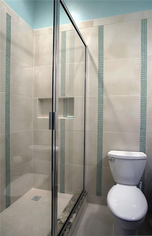 obklad do kúpelne s modrou mozaikou a uzavretou talianskou sprchou