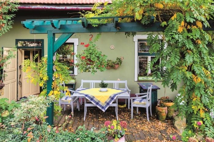 exteriérová záhradná výzdoba, dvorček s drevenou terasou a pergolou, svetlo sivý drevený záhradný nábytok