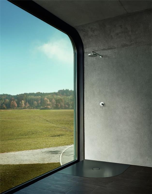 otvorená sprcha industriálny elegantný štýl jednoduchá kúpeľňa s betónovou stenou, podlahy z kúpeľne z tmavého dreva