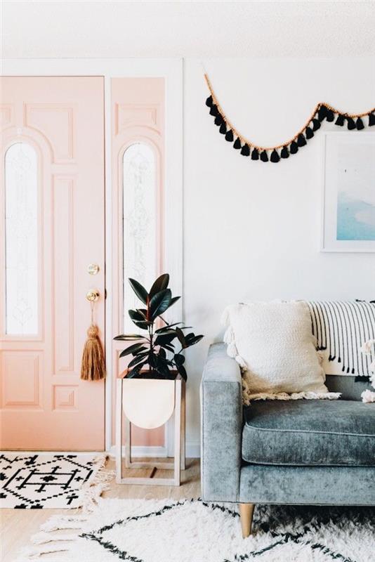 Elegantná biela a sivá dekorácia spálne alebo šedo -ružová spálňová pastelová ružová farba koberca na dverách a bielych stien