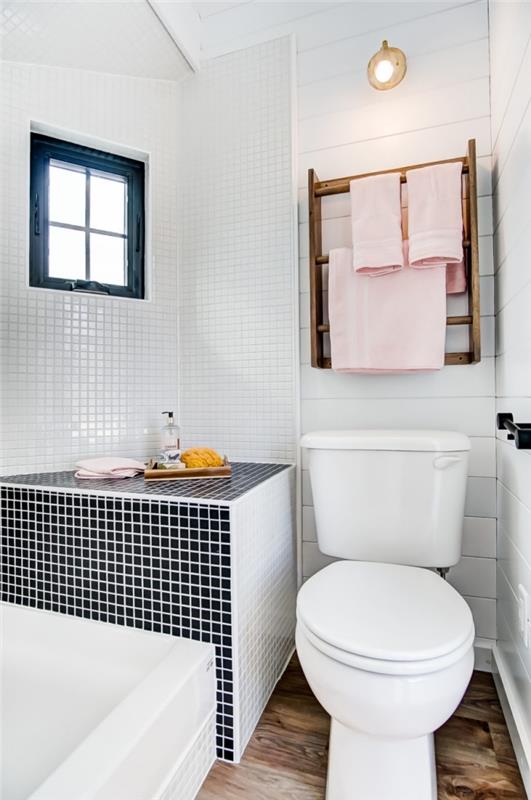 moderný interiérový dizajn v šikmej miestnosti, myšlienka wc deco s bielymi dlaždicami a bielymi stenovými panelmi