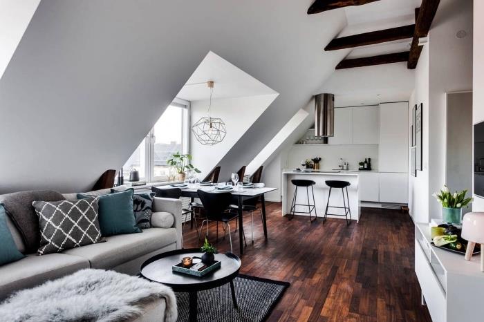 öppet utrymme med vardagsrum, kök och matsal, ett vindsvåning i skandinavisk design med ett anpassat vitt kök