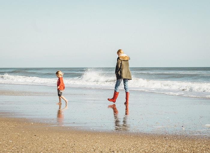 Mor och barn vid havet, strandpromenad, mors dagspresent, lycklig mors dagbild, foto att skicka till sin mamma