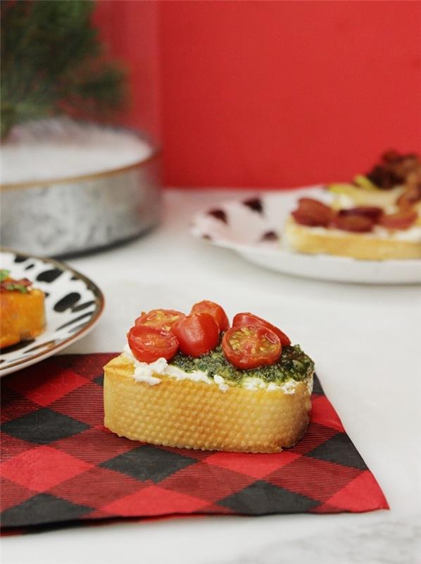 rýchly a ľahký recept na bruschetta z čerešňových paradajok, zelené pesto a syr, expresné recepty na aperitív na večeru s priateľmi