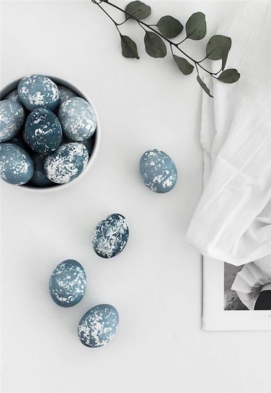 Veľkonočná dekoratívna činnosť Myšlienka veľkonočnej dekorácie modrých vajíčok ako kamienkov