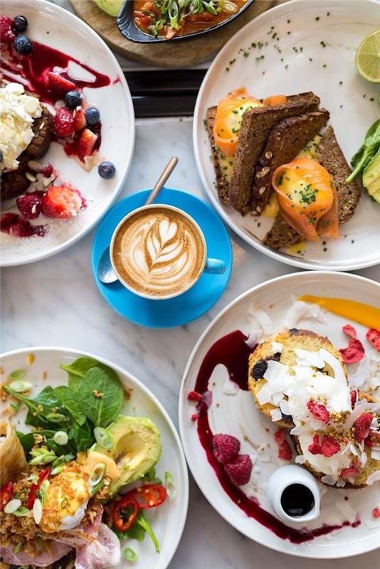 domáci brunch nápad sendviče kaviareň ai lat vajcia benedikt ozdobený zeleným šalátom a zmrzlinou
