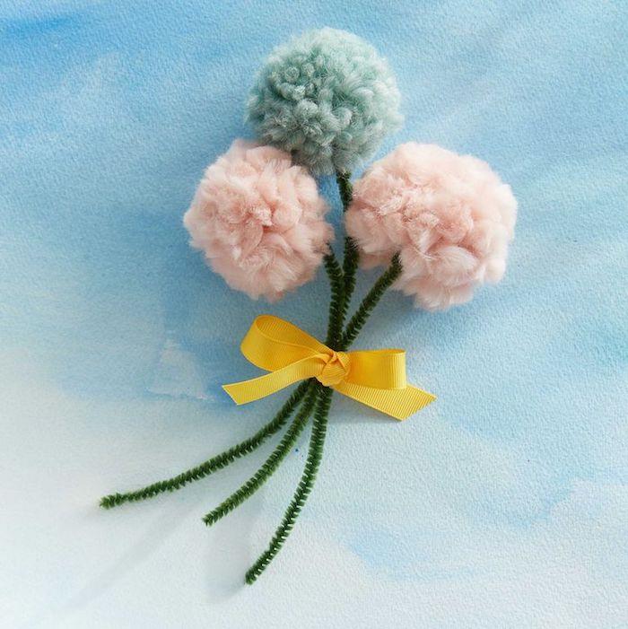 mormors dag gåva idé DIY pompom blommor med rör renare stjälkar bundna med ett gult band