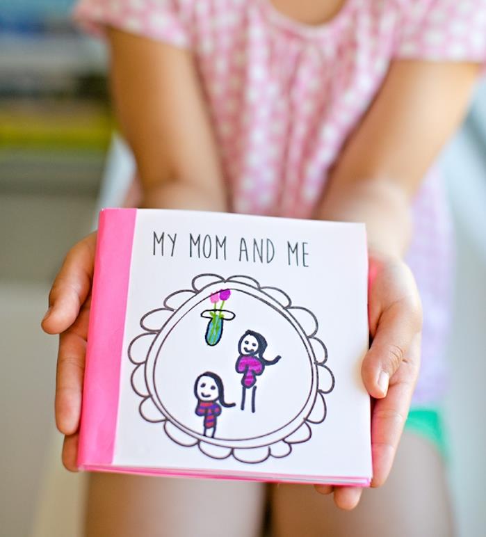 malá knižka so spomienkami pre mamu, zaujímavý nápad na darček ku dňu matiek, jednoduché detské DIY