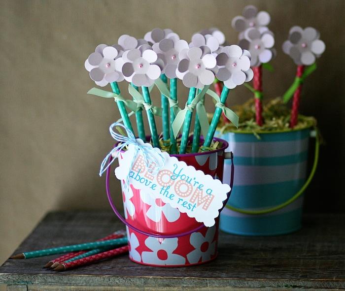 nápad na darček milenky zo školy do školy, aby ste sa vyrobili ceruzkami ozdobenými na vrchu papierových kvetov v ozdobnom vedre