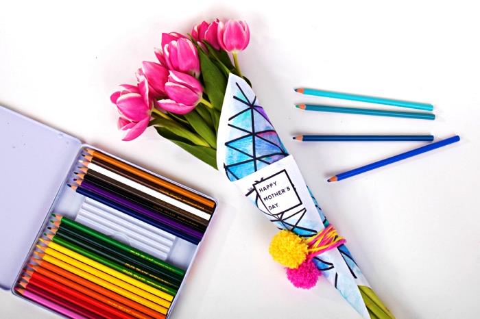 zabaľte kyticu so špeciálnym detským farbením na Deň matiek, originálny nápad na darček ku Dňu matiek 2019, darček ku Dňu matiek batoľa