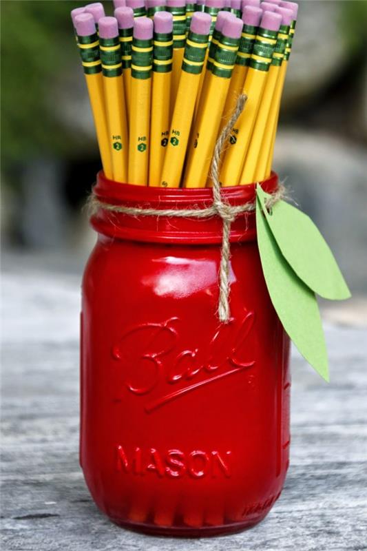 imitácia držiaka na ceruzku z jablka naplneného ceruzkami, urob si sám s nádobou z recyklovaného skla a premaľovaný na červené, zelené listy papiera