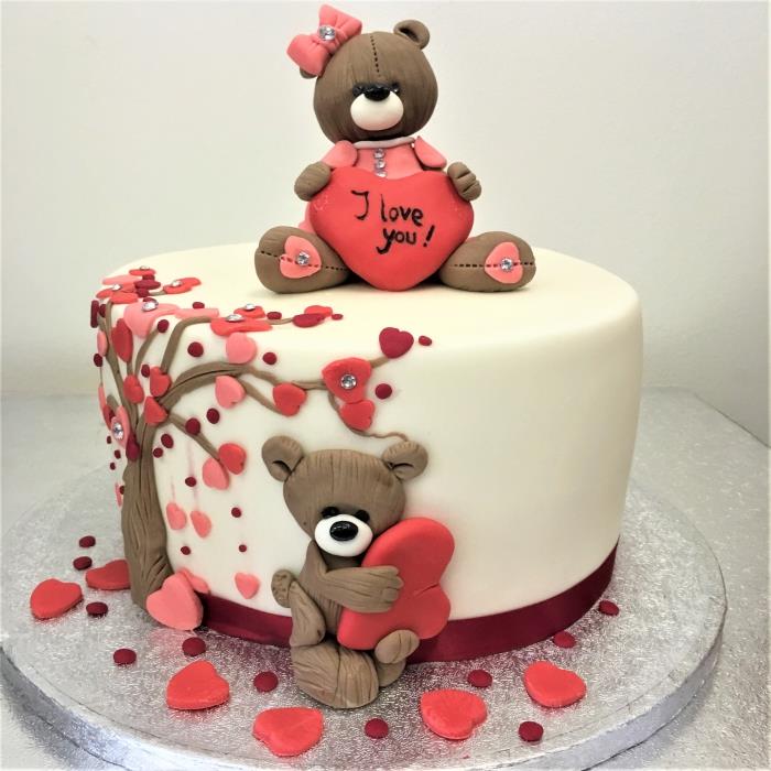 príklad, ako ozdobiť romantickú tortu na Valentína fondánmi a sladkými figúrkami v tvare medveďa