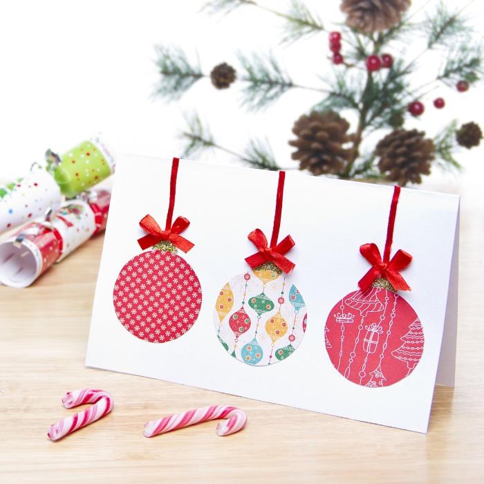 فكرة بطاقة معايدة عيد الميلاد كرات عيد الميلاد الملونة مع أنماط مختلفة مع أقواس حمراء ديكو