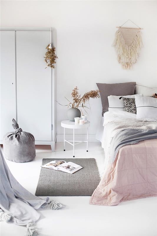 lacný škandinávsky dekor, sivý koberec, sivá, biela a ružová posteľná bielizeň, biela šatník, podlahová krytina, biele steny, výzdoba steny macrame