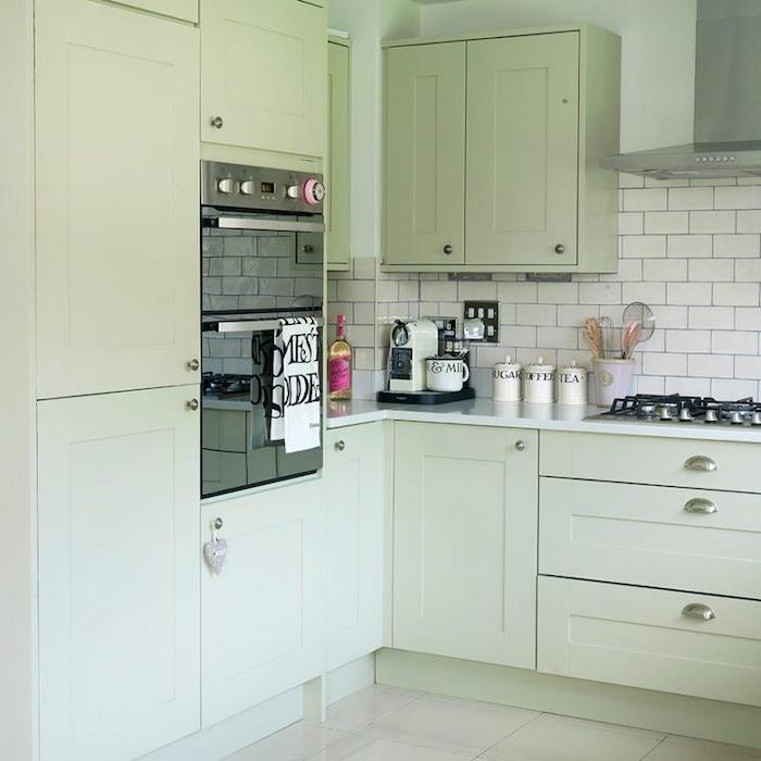 celadon farba voda zelená malá kuchynská výzdoba, sivobiele dlaždice, biela pracovná doska, biely splashback a dlaždice, vintage dizajn