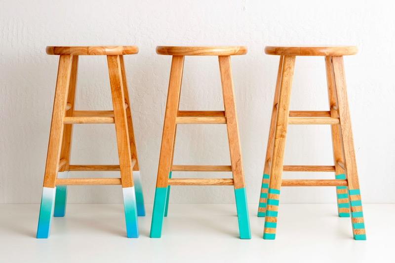 nápad, ako prispôsobiť drevený kus nábytku, stoličky s prekreslenými nohami, tieňovaný efekt, manuálna činnosť pre dospelých